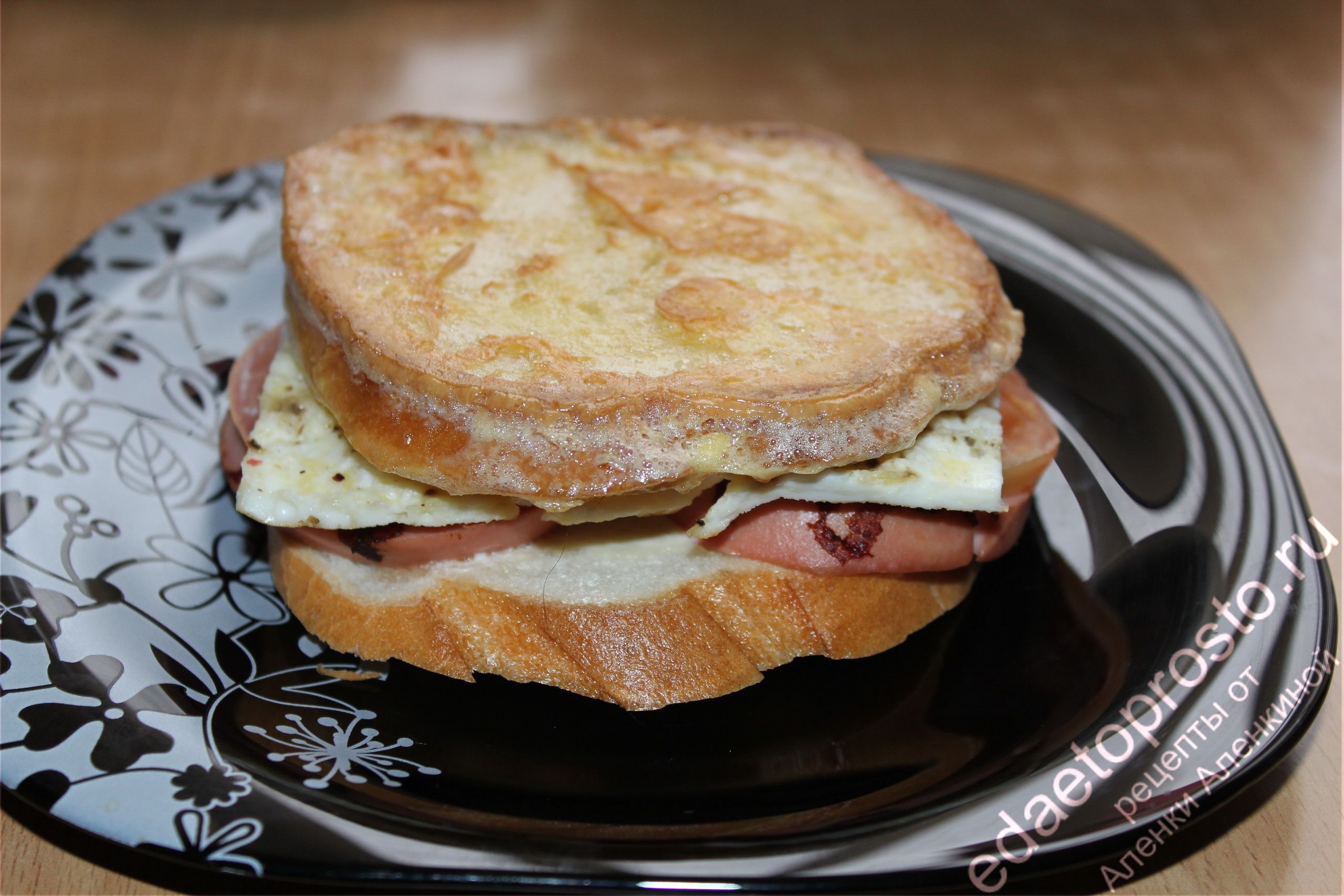 фото горячего бутерброда с колбасой и омлетом