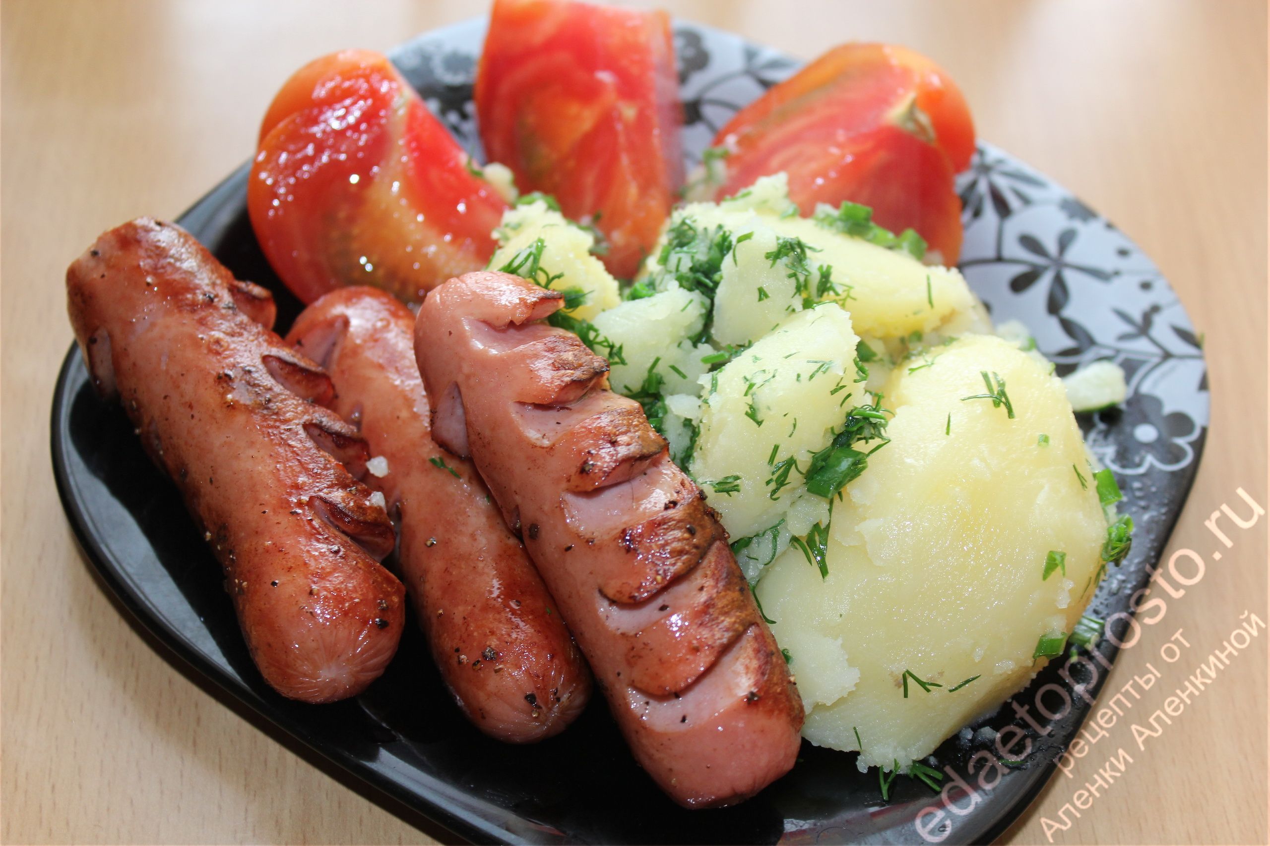 фото вареного картофеля с жареными сосисками и зеленью