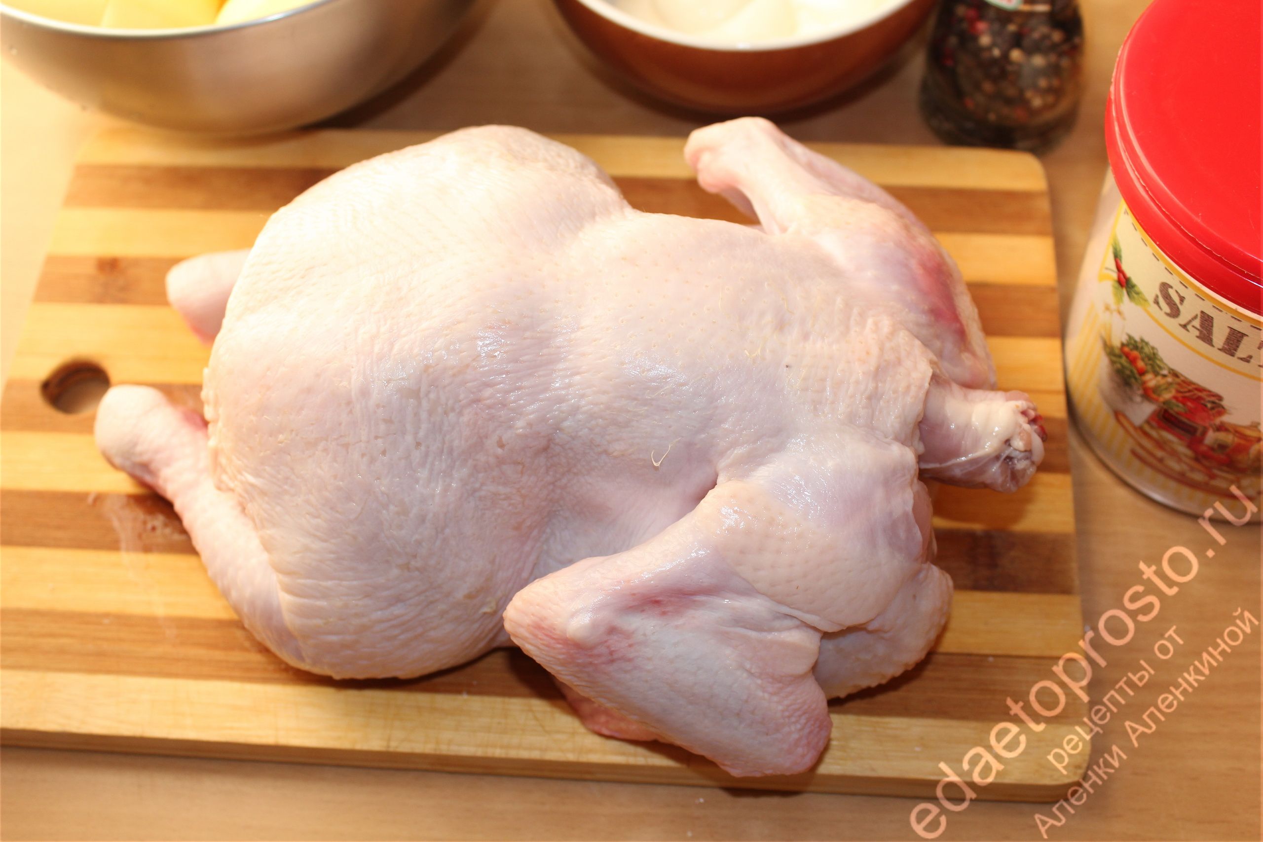 на фото куриная тушка перед приготовлением блюда
