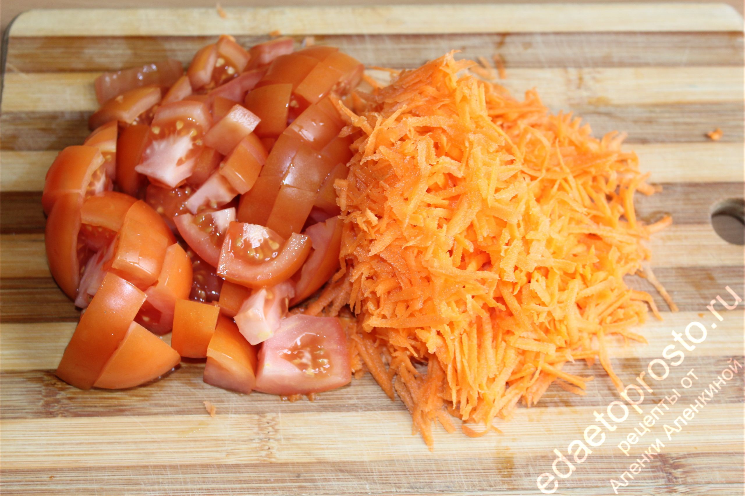 фото нарезанные помидоры и натертая морковь