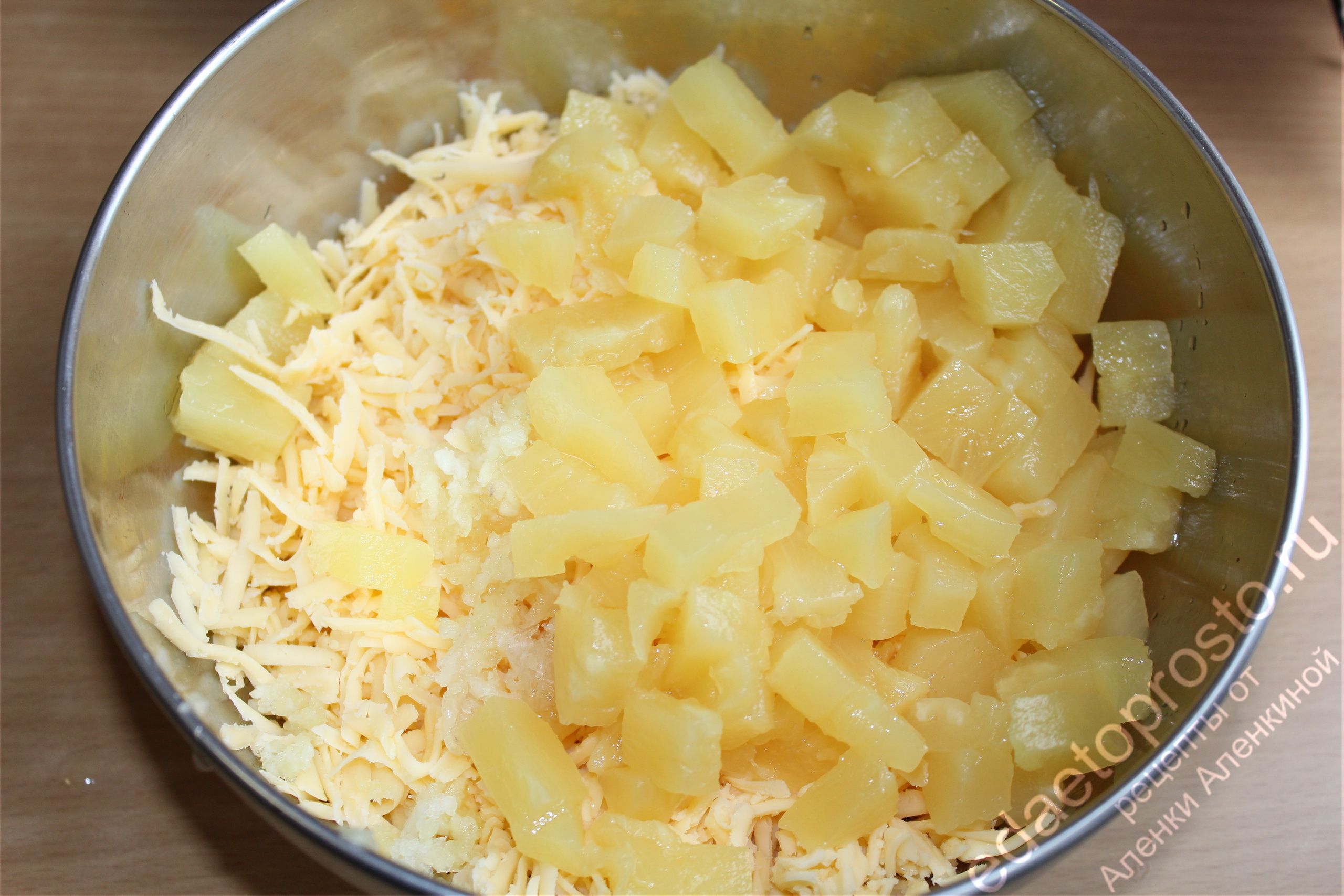 фото сыра с ананасами - простейший салат