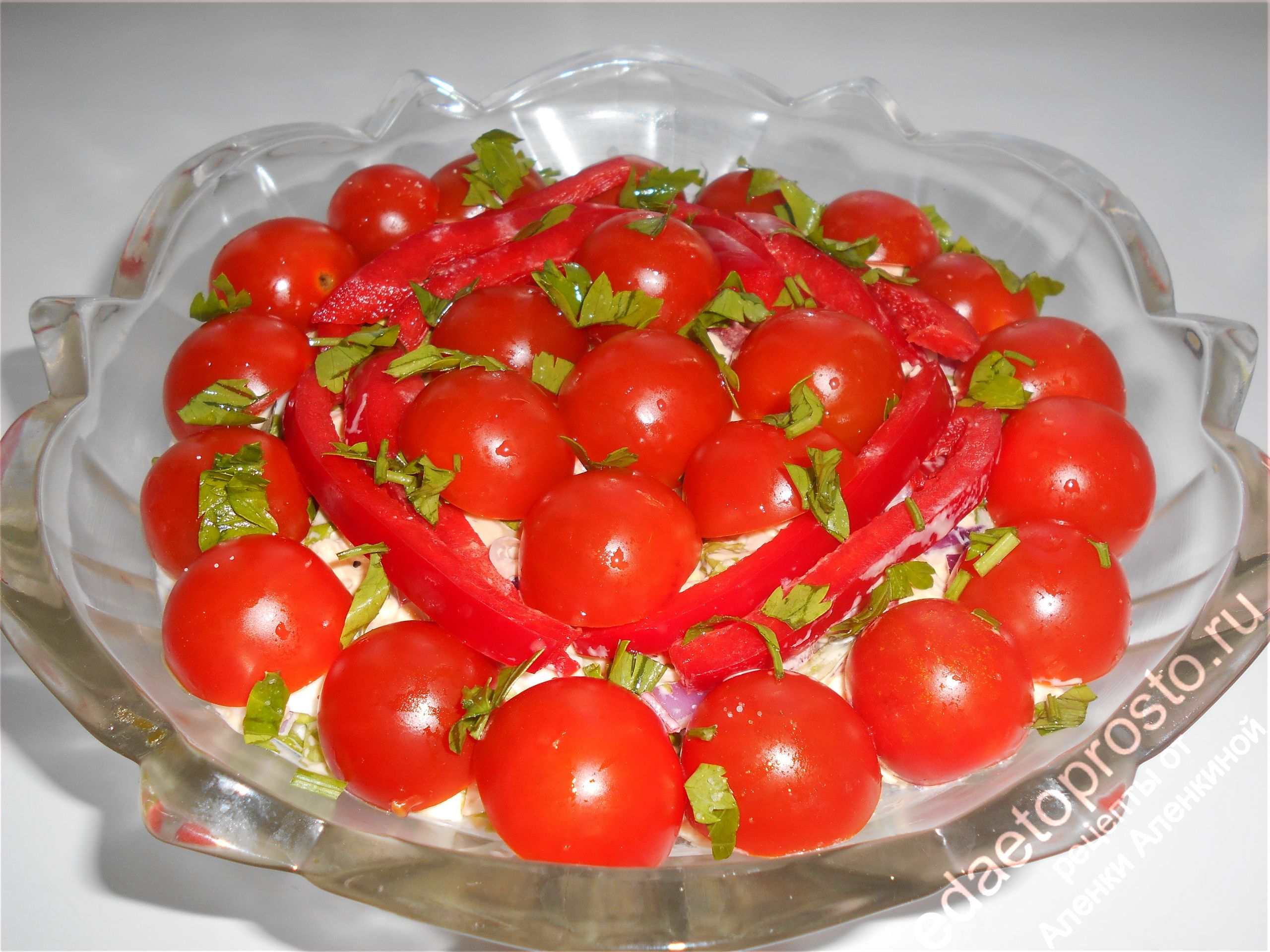 слой томатов как украшение красного салата, красивое фото томатов