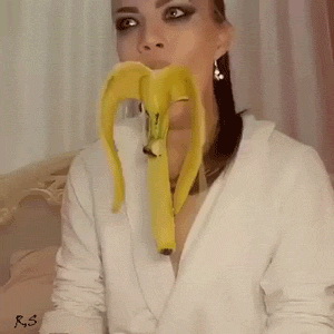 гиф с девушкой заглотившей большой банан целиком