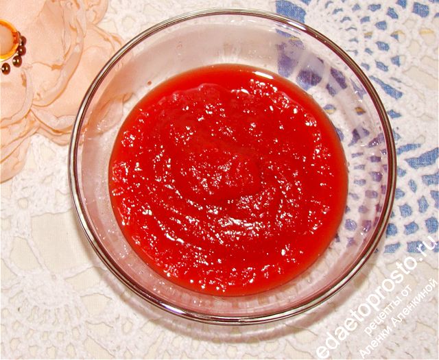 фото острого томатного соуса на столе