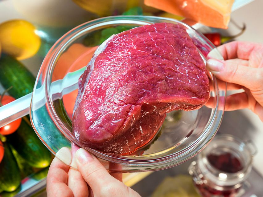 фото свежего охлажденного мяса перед хранением в холодильнике