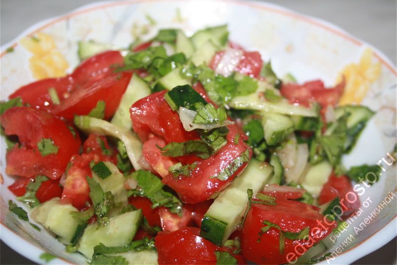 фото салата из томатов с огурцами и хреном