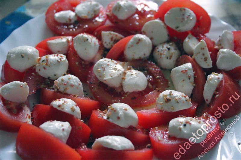 фото вкусного салата из томатов и мягкого сыра