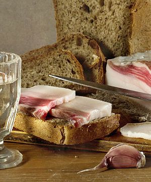 фото к диете на сале - Жиртрест диета, стопка, чеснок и три корочки хлеба