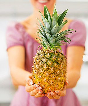 фото к ананасовой диете, женщина с ананасом в руках