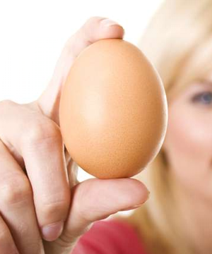 фото к яичной диете, женщина с яйцом