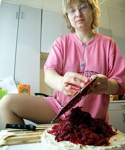 женщина натирает вареную свеклу на терке, фото к свекольной диете