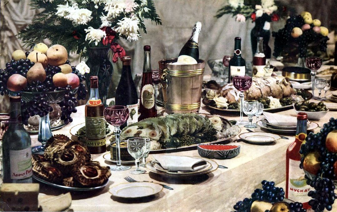 фото праздничного стола из книги о вкусной и здоровой пище советских времен