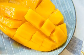 заставка к статье о пользе манго для похудения