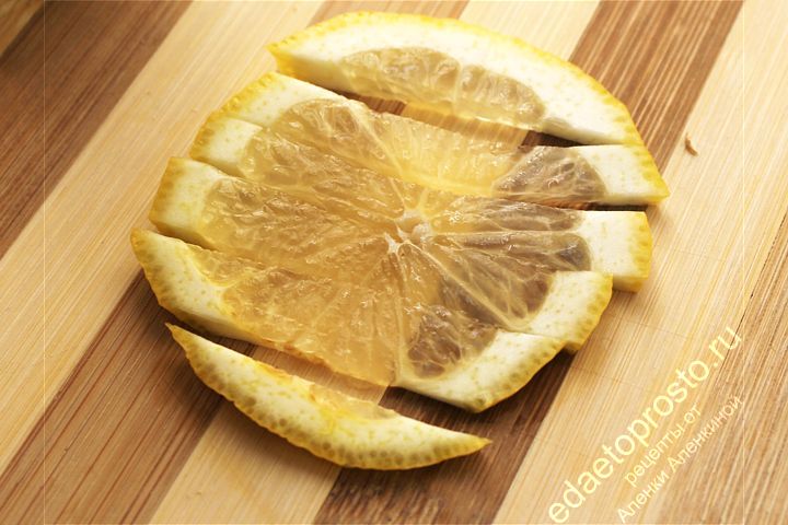 Ломтик лимона нарезаем на дольки