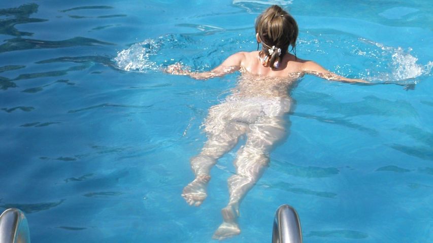 фото быстрых движений в воде при плавании по-собачьи, упражнение аквааэробики лежа в воде
