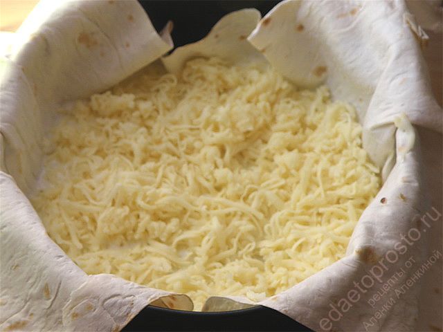 Высыпаем половину натертого сыра