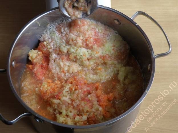Все овощи пропускаем через мясорубку, пошаговое фото этапа приготовления аджики из помидоров
