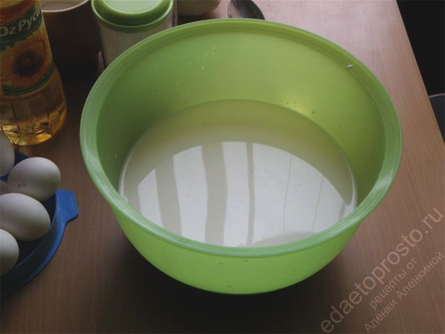 Молоко вылить в емкость, пошаговое фото этапа приготовления блинов