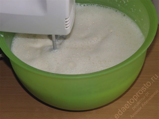 взбиваем тесто до однородной массы, пошаговое фото этапа приготовления блинов на молоке