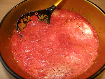 фото вкусного борща по классическому рецепту в миске со сметаной