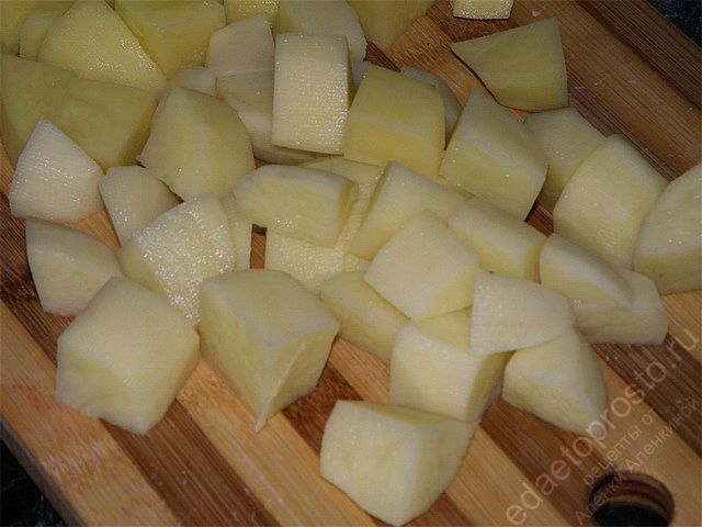 Картофель нарезать кубиками или соломкой