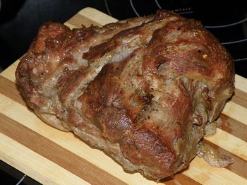 фото вкусной буженины из свинины на разделочной доске