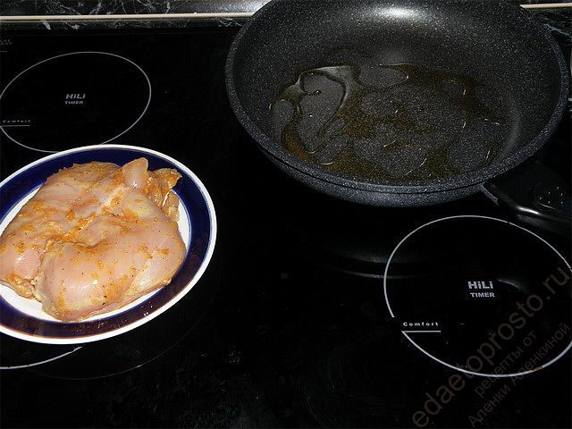 Филе куриной грудки можно мариновать в лимонном или гранатовом соке, пошаговое фото этапа приготовления салата Цезарь