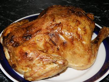 фото вкусной запеченной целиком курицы в духовке