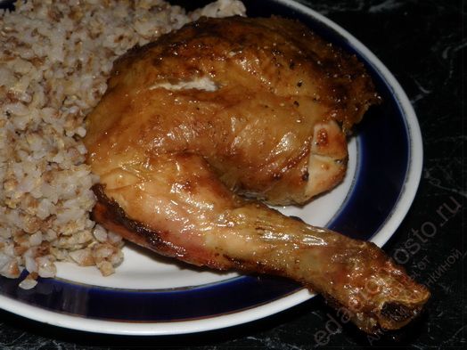 фото запеченной целиком курицы с гарниром и чесночным соусом