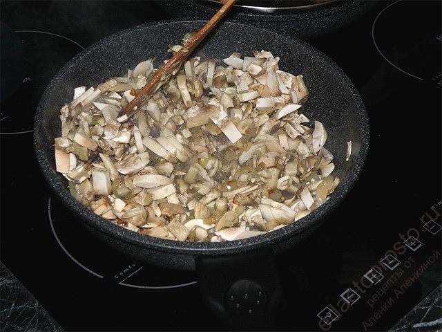 Обжариваем грибы, пошаговое фото этапа приготовления шампиньонов в сметане