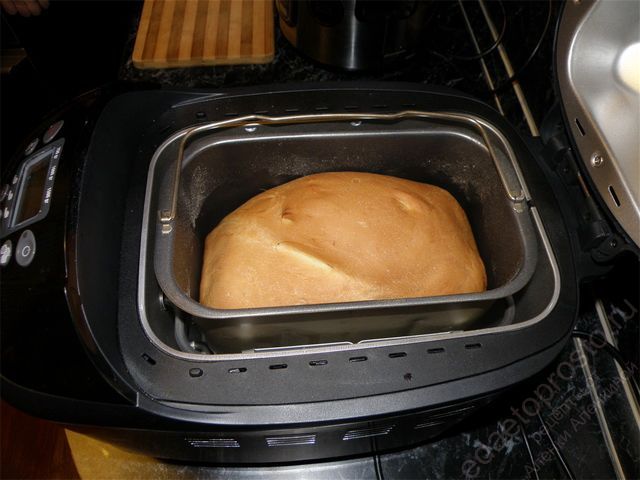 Буханка белого хлеба готова