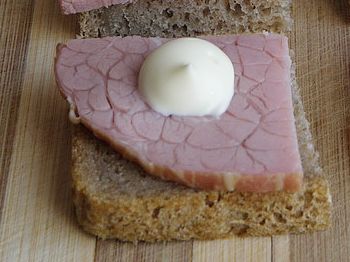 фото вкусного простого бутерброда на скорую руку с черным хлебом