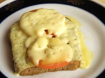 фото вкусного горячего бутерброда с сыром на тарелке