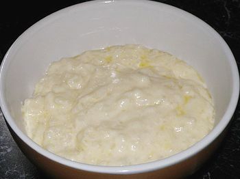 фото вкусной рисовой каши на молоке в миске