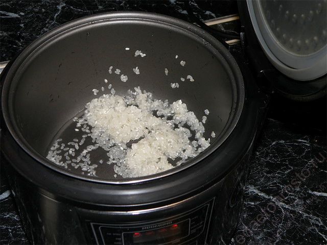 Рис промыть холодной водой, пошаговое фото приготовления рисовой каши на молоке в мультиварке