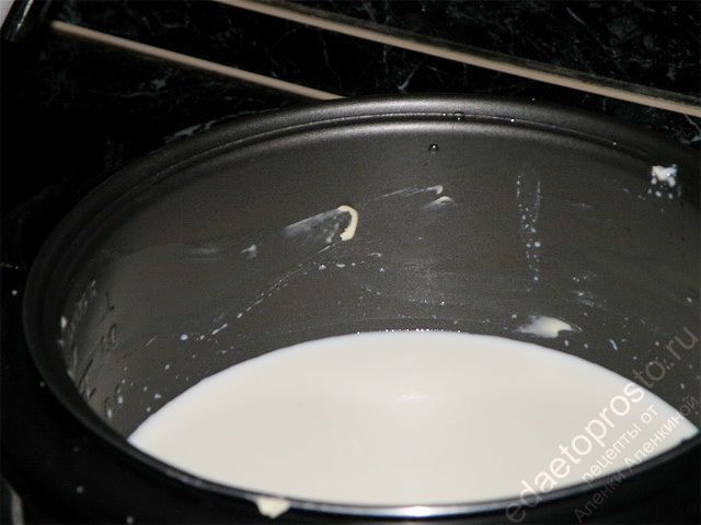 Очертить круг маслом на чаше мультиварки