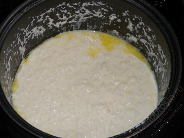 Через час молочная рисовая каша в мультиварке готова