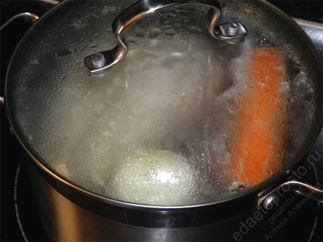 Накрыть крышкой и варить курицу 40-60 минут