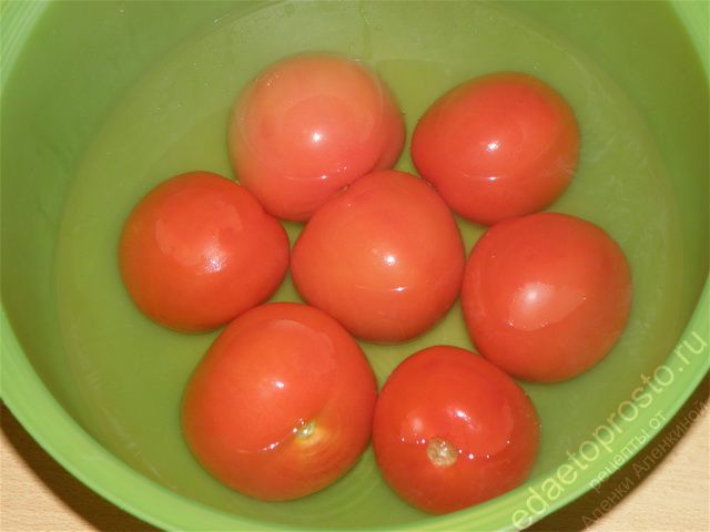 опускаем томаты в крутой кипяток