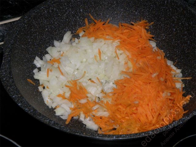 Лук и морковь отправляем обжариваться
