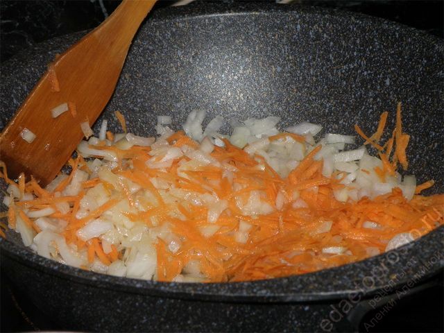 помешиваем лук с морковкой