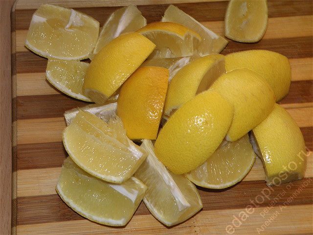 Лимон нарезать дольками и удалить косточки, пошаговое фото приготовления лимонного пирога