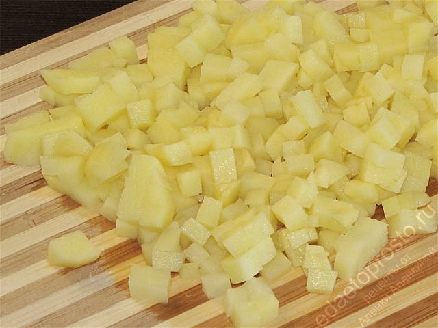 Картофель нарезать мелкими кубиками