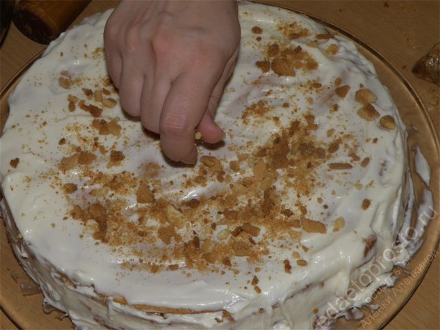 Торт украсить - обсыпать крошками из наших обрезков коржей для Медовика
