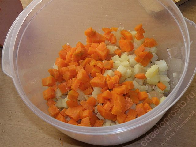 Морковь нарезать кубиками