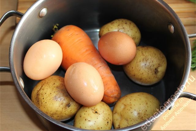 картофель и морковь тщательно помыть, шкурку не очищать, отварить до готовности