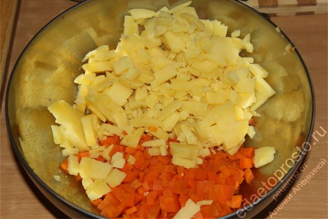 Картофель нарезать мелкими кубиками и добавить к моркови