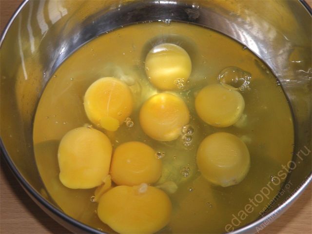 Разбиваем яйца в посуду, пошаговое фото этапа приготовления омлета в мультиварке