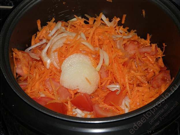 Морковь натереть, томаты и лук нарезать полукольцами