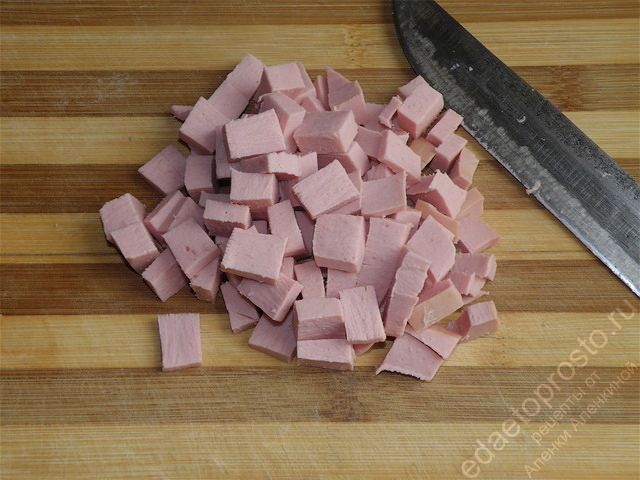 Нарезаем колбасу кубиками
